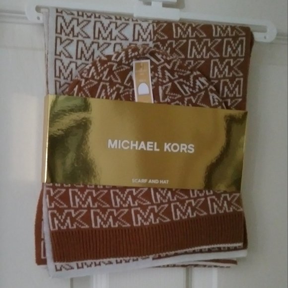 Michael Kors Scarf and Hat Set Dark Camel Cream - Picture 10 of 10